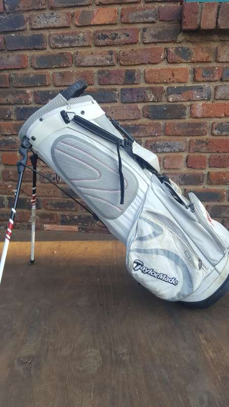 TaylorMade R11 Golf bag with stand and rain cover